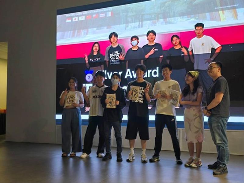 榮獲銀獎的蕭郁勳同學(左3)與團隊頒獎合照。