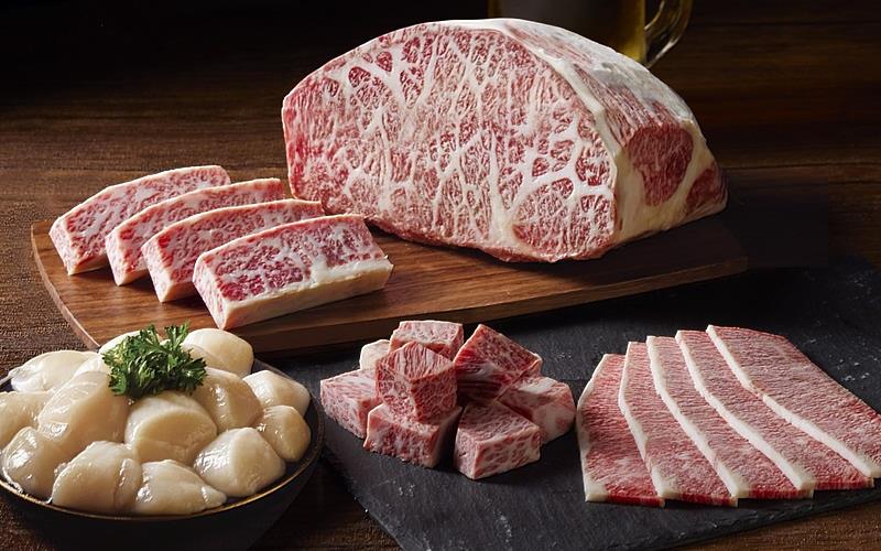 「肉次方」即日起重磅推出,能無限供應桌邊厚切日本A5和牛和北海道生食級干貝的頂級套餐「究擊の肉」。