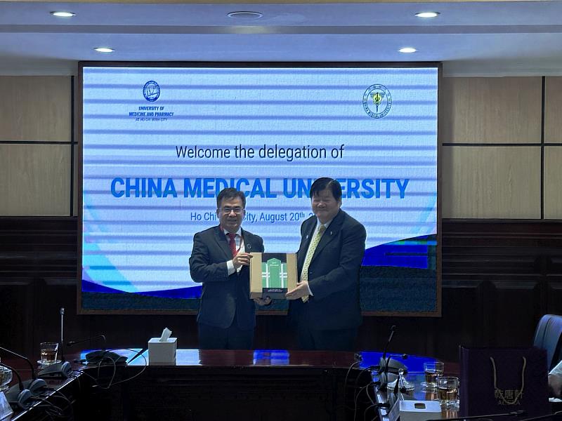 中國醫藥大學洪明奇校長(右)與越南胡志明市醫藥大學的Ngo Quoc Dat校長(左)合影。