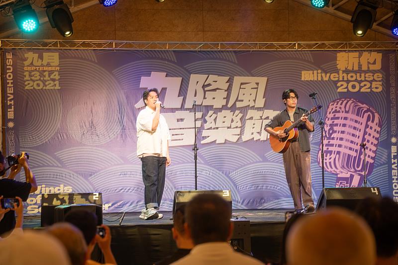 哲學系搖滾樂團Theseus忒修斯演出台劇《拜六禮拜》片頭曲【朋友之歌 Young and Humorous】。