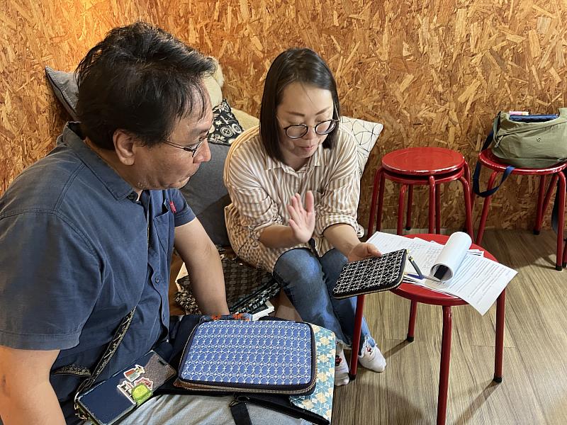 「Pakivalayen ta Siraya 發掘西拉雅」徵件成果登場,11 件提案創作展現西拉雅族文化創意能量。(圖為「傳承與現代交織的智慧_西拉雅十字繡手帳」打樣討論)