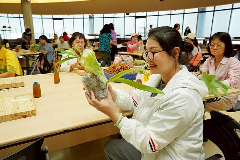 「療癒綠生活」透過鹿角蕨等綠色植栽的手作體驗，讓學員同時美化居家空間與舒緩心靈。