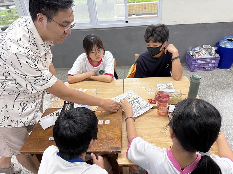「Peisasouan:桌遊與族語教學」團隊,將桌遊帶入左鎮國中,透過遊戲化方式推廣族語學習。