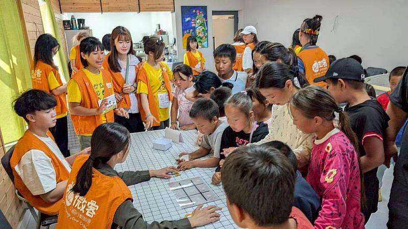 04志工們自製桌遊與當地學習中心孩童互動交流