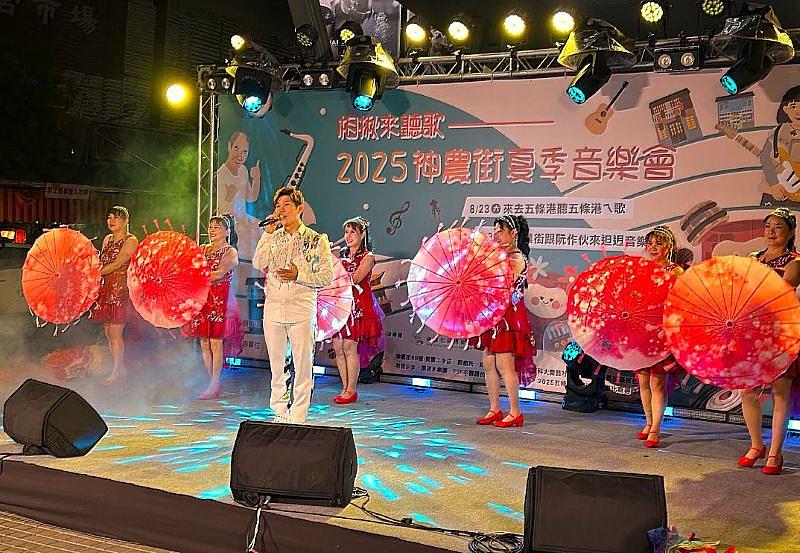 「來去五條港聽五條港ㄟ歌」音樂會，原創音樂比賽首獎陳愷瑞表演〈五條港的風水〉的情景。
