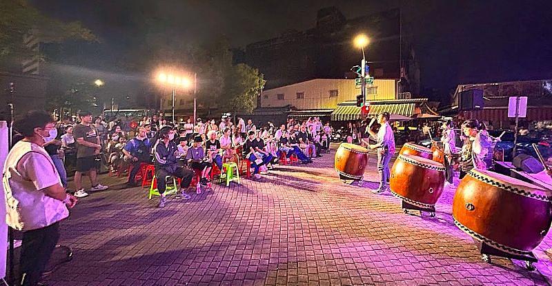 南臺科大雷鼓社於「來神農街跟阮作伙來𨑨迌音樂」音樂會中表演，敲響臺南海安路中島及民眾目光。