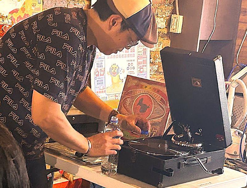 黃士豪老師在「從黑膠唱片聽見時代的故事」播放蟲膠唱片的情景。