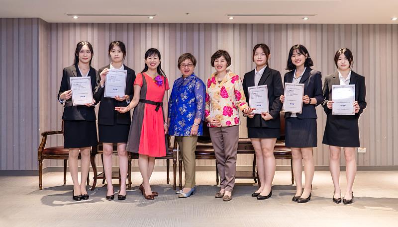 風保系傑出系友、現代保險雜誌創辦人黃秀玲(左4)與發行人林麗銖(左5),偕同系主任何佳玲(左3)與獲獎學生合影。(圖/淡江大學提供)