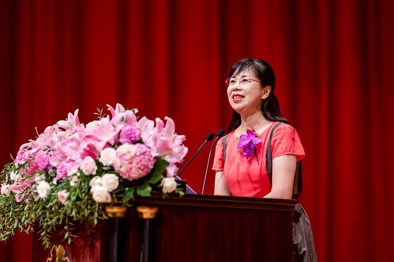 風保系何佳玲主任於頒獎典禮致詞。(圖/淡江大學提供)