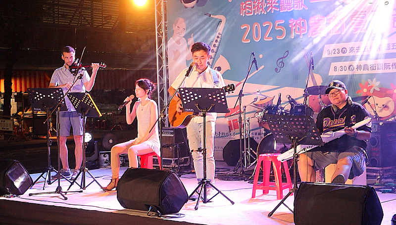 「來神農街跟阮作伙來𨑨迌音樂」音樂會，住民組成的「鯤寶樂團」表演的情景。