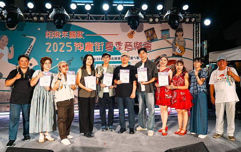 五條港原創流行音樂比賽獲獎者於「來去五條港聽五條港ㄟ」音樂會頒獎後的大合照。