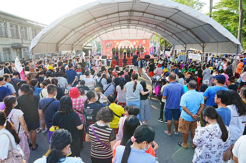 南市經發局透過補助商圈結合主題活動，吸引人氣回流，重振商圈商機 ，圖為2024佳里購物節活動盛況(圖/臺南市經濟發展局 提供)