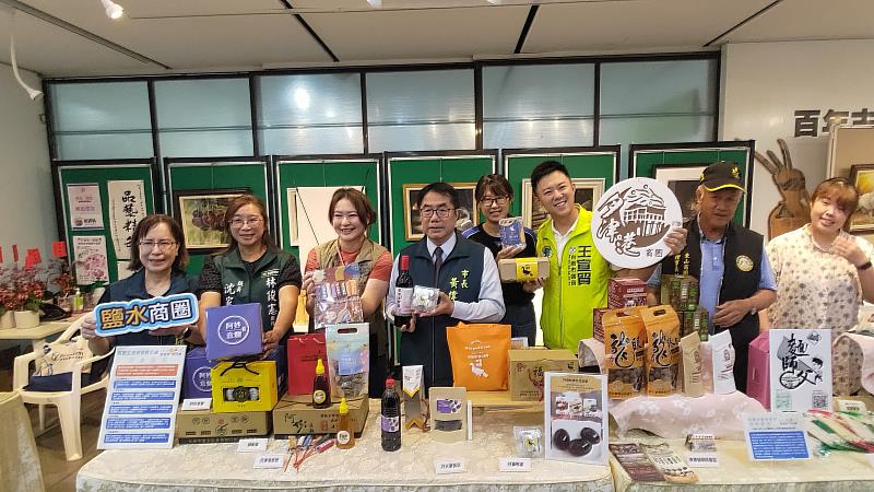 南市府邀請民眾用消費行動支持臺南，感受臺南的在地風味與活力韌性，圖為「選臺南、帶好禮」溪北商圈特色行銷記者會(圖/臺南市經濟發展局 提供)