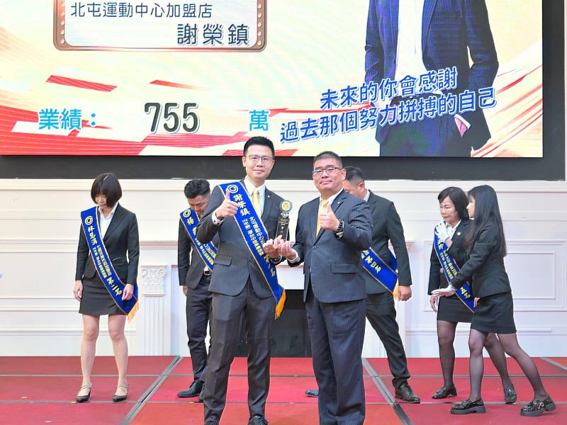 靠著永慶加盟四品牌聯賣制度，謝榮鎮去年幾乎周周有成交，收入更比過去翻漲10倍之多。圖片來源：永慶房產集團