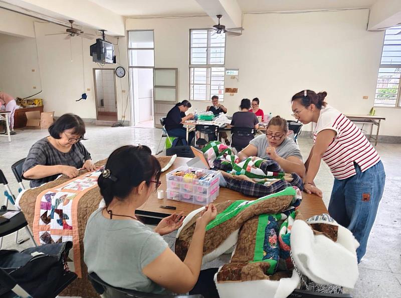 臺東縣府推中高齡拼布專班成果展 18位學員呈現技能與自信