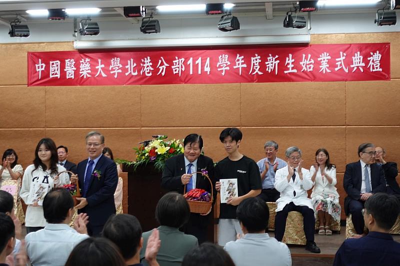 中國醫藥大學北港分部新生始業式，特別替大一新生準備了一份心意滿滿的迎新禮-中草藥平安香囊及「遇見生命導師」這本好書。