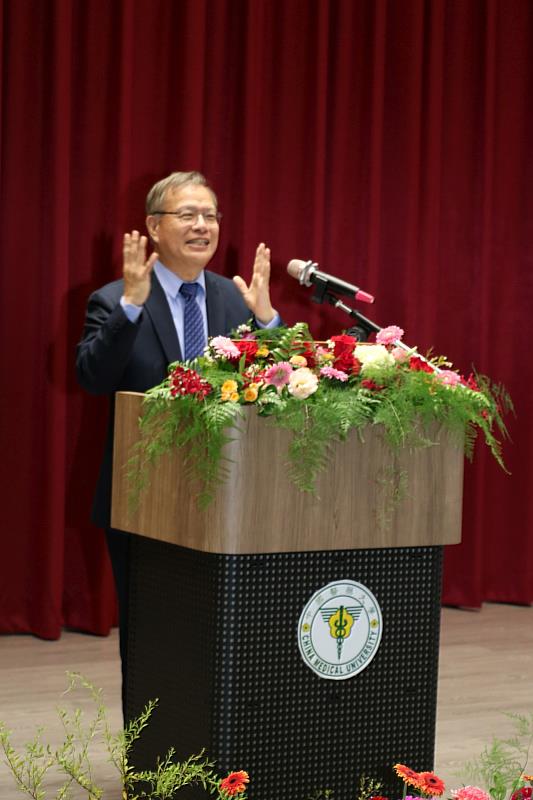 江安世新任校長鼓勵同學還要學會：跨域思考、勇於嘗試、保持初心，找到自己的方向，活出價值，成為時代的領航者。