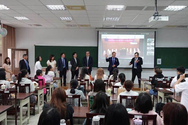 中國醫藥大學新任與即將卸任兩位校長偕學術和行政主管一起來歡迎新生入學。