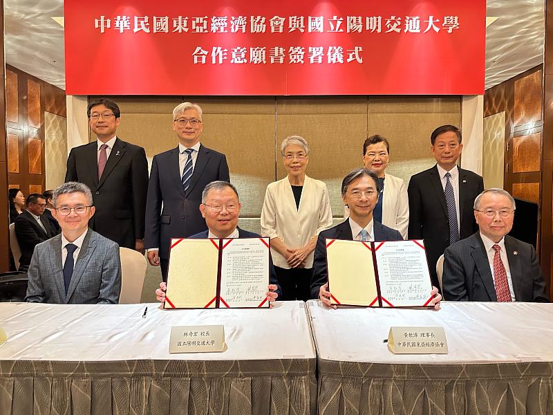 黃教漳理事長(前排右2)與林奇宏校長(前排左2)簽署合作意願書,強化台日產學合作共同發展半導體供應鏈,王美花前經濟部長(後排右2)、日台交流協會川合副代表(後排左1)等貴賓出席。
