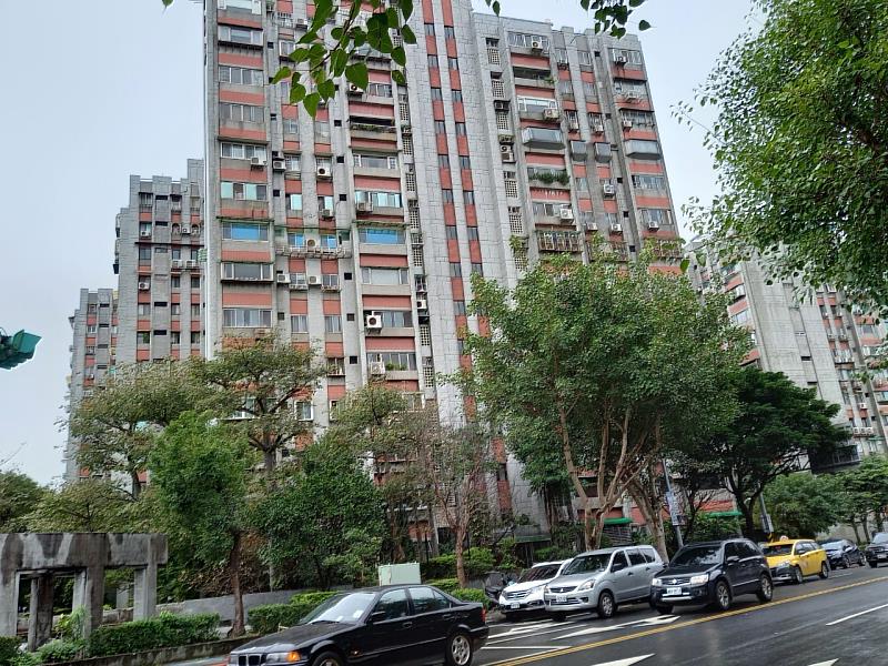 小巨蛋商圈機能完整，街廓整齊，區域黏著度高。這裡為敦化國中、敦化國小等明星學區，熱門物件為千萬元以內的電梯套房，儘管價格普遍高於市場行情，仍然相當熱門。