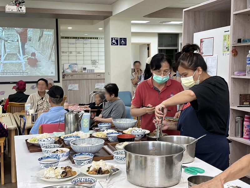 伯拉罕的日照中心由在地照服員服務，每日為長者備食與帶領活動，提供日常陪伴。（照片來源：信義房屋提供）