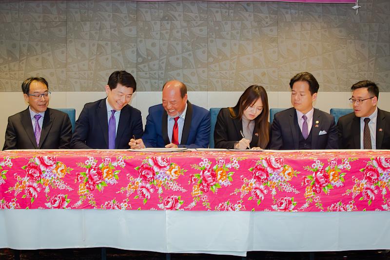 圖3 民政處施淑婷處長與全球台灣客家聯合總會名譽總會長葉義深代表黎萬棠總會長共同簽署合作備忘錄(MOU)。