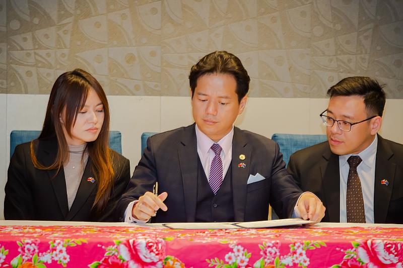 圖4 代理市長邱臣遠見證合作備忘錄(MOU)簽署。