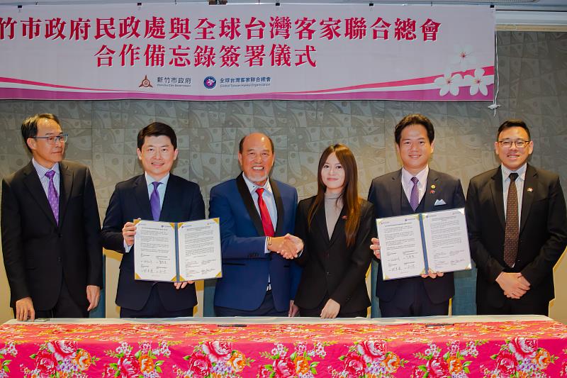 圖5 簽署合作備忘錄(MOU)合影。僑務委員熊強生(左1)、駐雪梨台北經濟文化辦事處長吳正偉(左2)、全球台灣客家聯合總會名譽總會長葉義深(左3)。