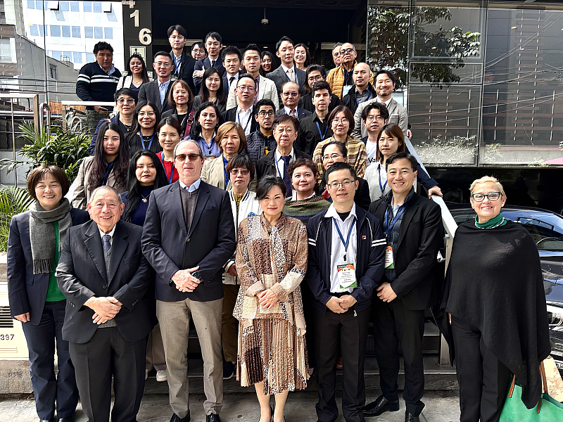駐秘魯張幼慈代表(中)、哈梅斯(Felipe James)會長(左3)與「2025拉丁美洲拓銷團」合影