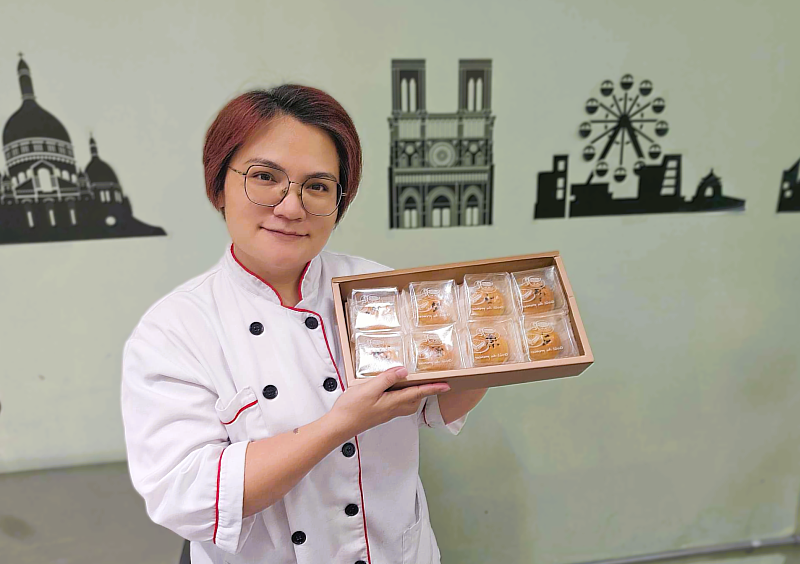 「阿布廚坊」的手工蛋黃酥外皮酥香、內餡飽滿,呈現美食職人精神