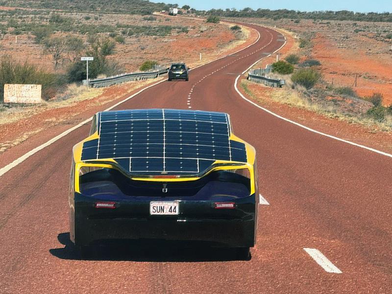 由日本普利司通冠名贊助的「世界太陽能車挑戰賽」（Bridgestone World Solar Challenge, BWSC），全長3000公里，自澳洲北端達爾文市（Hidden Valley, Darwin）出發貫穿澳洲大陸直抵南端阿得雷德（Adelaide）。2025賽事首次改在冬天舉辦，挑戰參賽太陽能車的能源效率。圖為高科大阿波羅太陽能車9號改款車（Apollo IX plus）行駛橫跨沙漠地區。