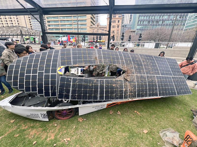 澳洲冬日的強風、大雨、冰雹等惡劣天候是2025 BWSC的一大挑戰，有一半的參賽車隊因故障或未能及時抵達控制點而被迫退賽。圖為首爾大學車輛在強風大雨中行進時被吹翻滾，嚴重受損。