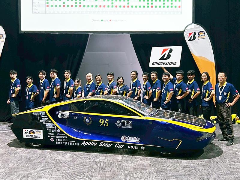 高科大模具系教授艾和昌（左起第9位）可說是國內太陽能車教父級人物，他建立的阿波羅太陽能車隊成軍27年，包括澳洲、希臘、日本、美國、阿聯酋等國在內一共征戰過17場國際大賽。阿波羅太陽能車隊是國內唯一仍在國際大賽活躍參賽的學生車隊。