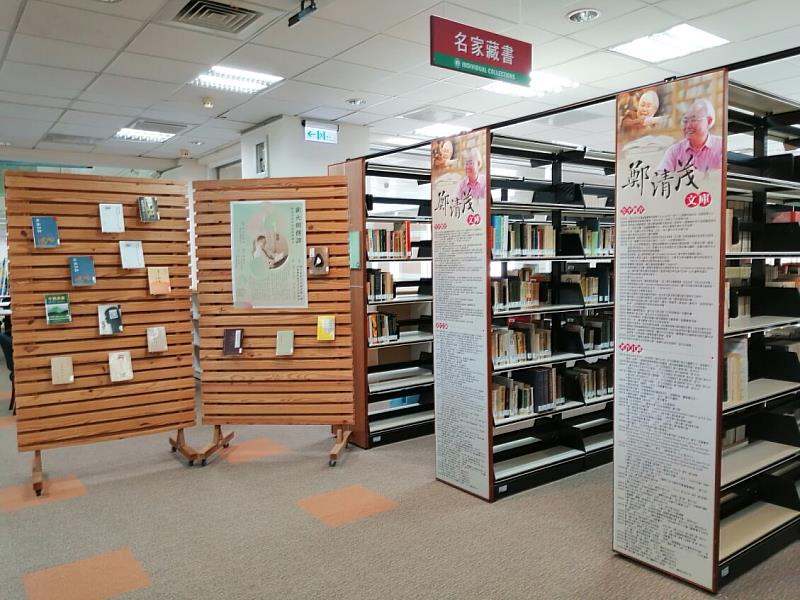 鄭教授將其一萬多冊的藏書，捐贈給東華大學圖書館。