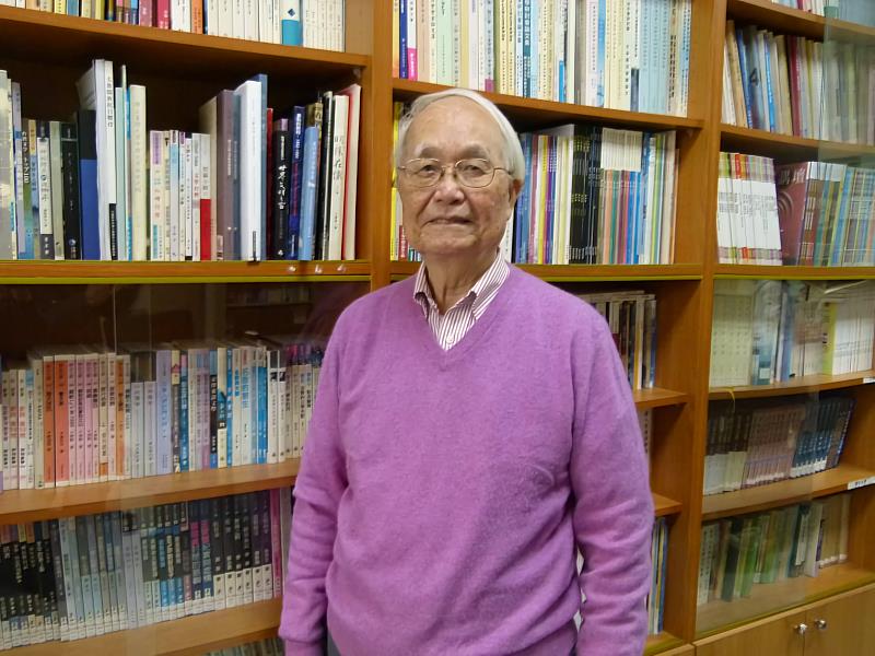 鄭清茂榮譽教授於東華大學研究室留影。