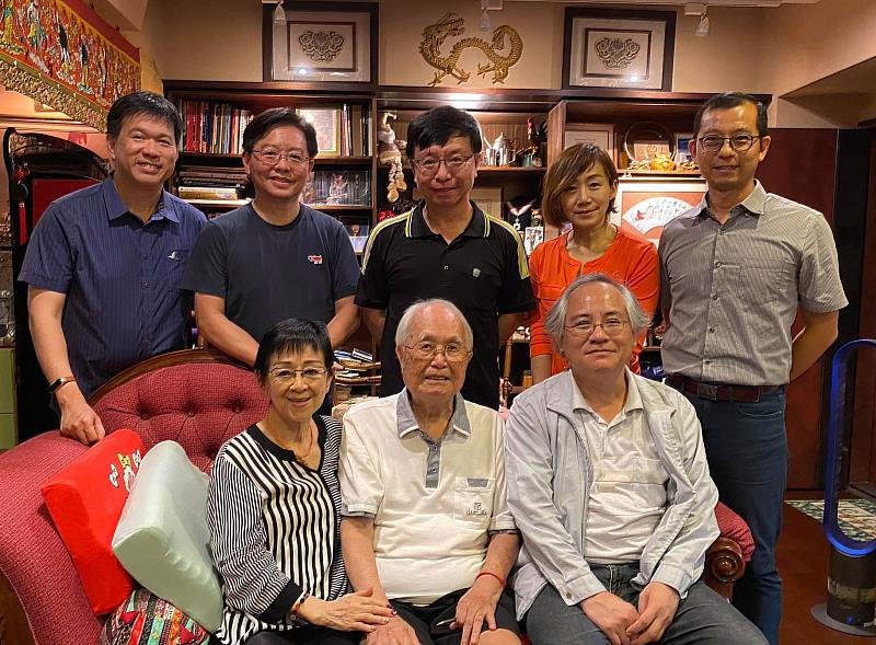 鄭清茂教授榮退後，仍關心東華師友們，東華師友拜訪鄭教授賢伉儷。