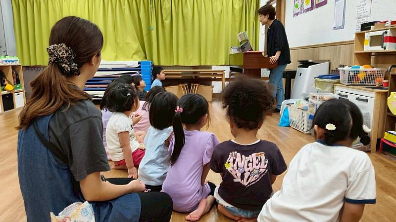 亞大幼教系高薏茜同學（左1），在日本實習時擔任幼稚園奧福音樂與律動課程助教。
