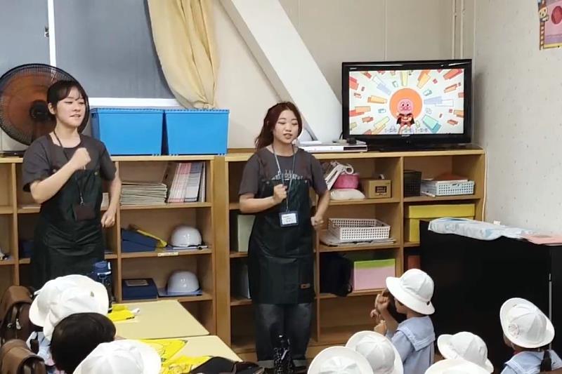 亞大幼教系高薏茜(左)、周芯萍(右)同學,在日本實習時進行手指謠教學。
