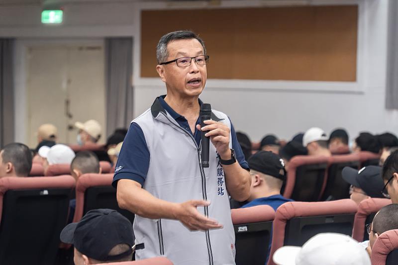圖4 新竹縣市軍人服務站長陳中吉細心講解入營須知