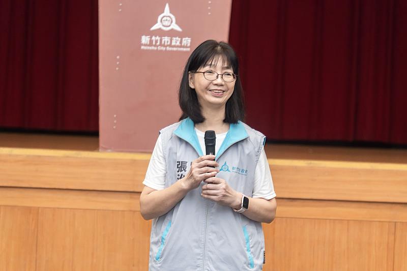 圖2 秘書長張治祥代表代理市長邱臣遠為年輕人加油打氣