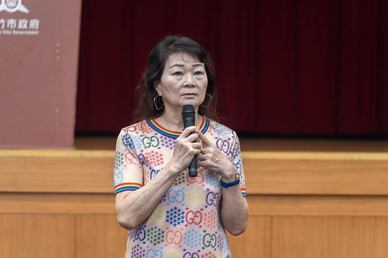 圖3 後備指揮部專員姚美惠說明役男健保權益