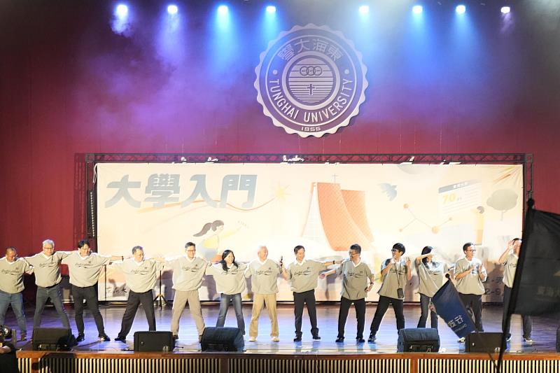 校長張國恩以棒球與AI精神勉勵新生勇敢上場，更帶領一級主管大跳「台灣尚勇棒球應援舞」。