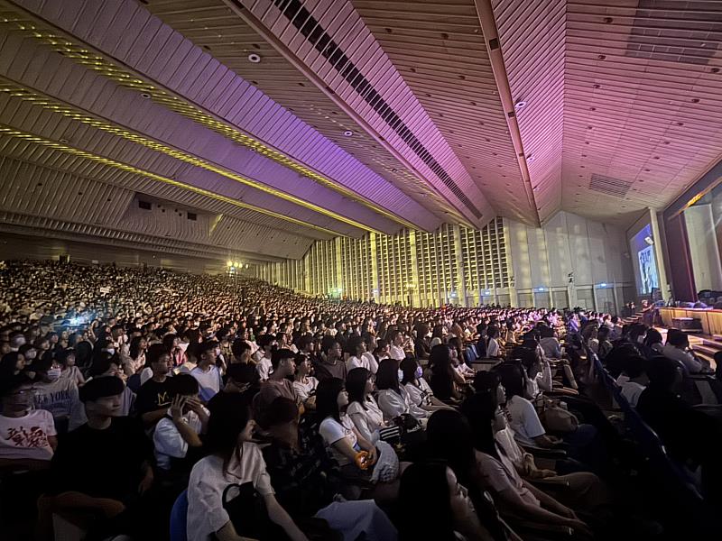 東海大學新生晚會3000多人爆棚，宛如演唱會。