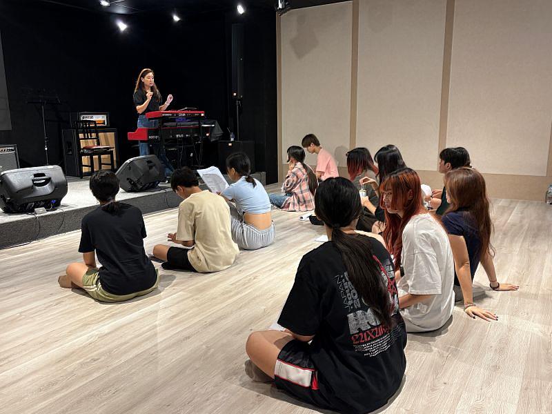 透過培訓學生了解音樂劇演唱與流行音樂的唱法差異很大，圖為陳慧如主任指導學生於音樂劇中發聲練習。