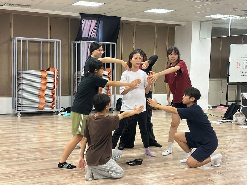 結合在地文本、音樂與劇場，引導青年共學共演、認識土地。圖為舞蹈老師指導排練。