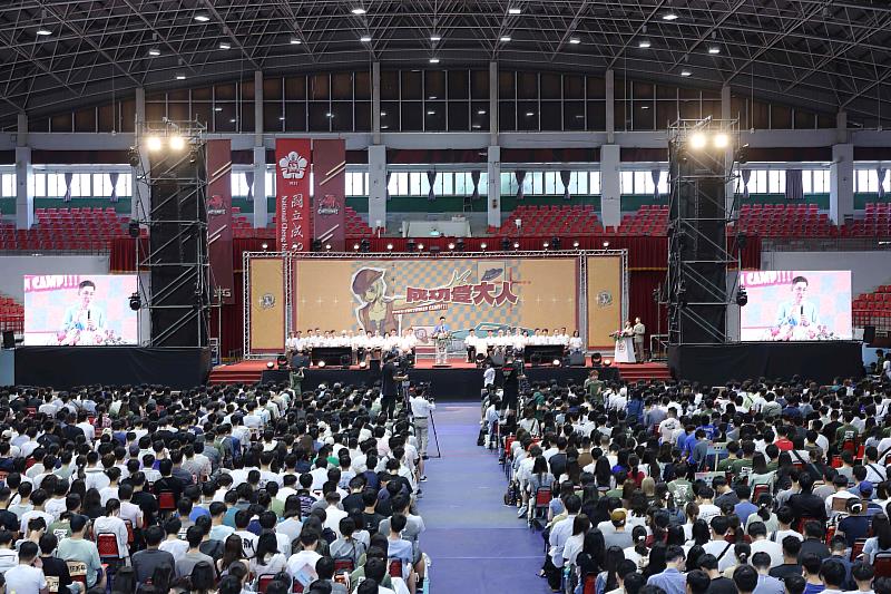 國立成功大學 114 學年度新鮮人成長營「第15屆成功登大人」9月3日上午在光復校區中正堂盛大開幕。成大校長沈孟儒帶領一級主管熱烈歡迎新鮮人加入成大大家庭。