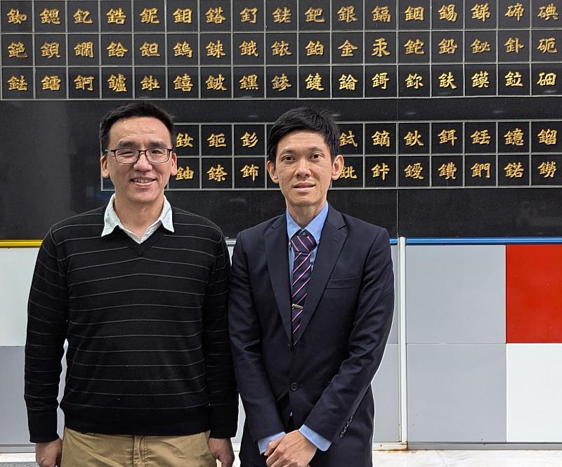 南洋理工大學教授 Han Sen Soo（右）2025年1月訪問化學系，與系主任陳志欣（左）合影。（圖／淡江大學提供）