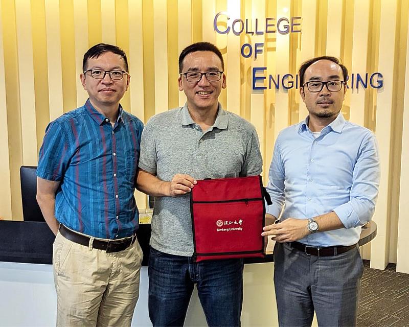 南洋理工大學工學院副院長Prof. Kanyi Pu（右起）與淡江化學系主任陳志欣、南洋理工化學學科副主任Prof. Yanli Zhao於2024年洽談學生交流合作。（圖／淡江大學提供）
