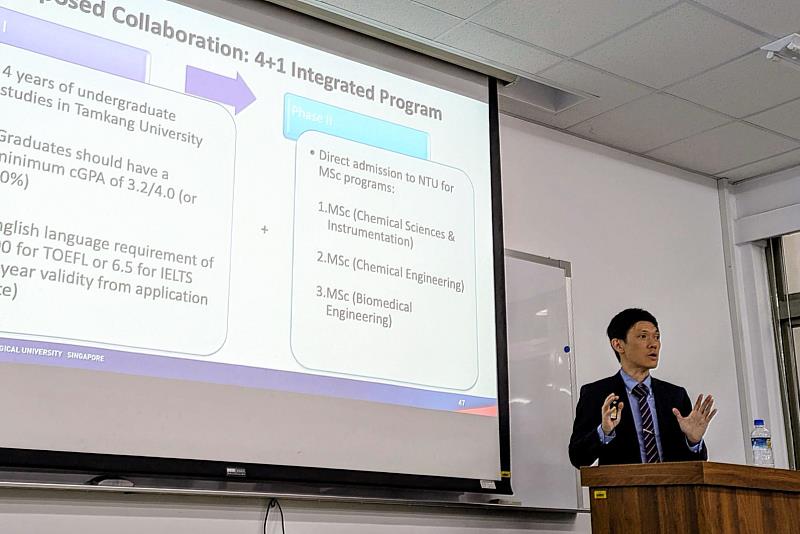 南洋理工大學Prof. Han Sen Soo向淡江化學系學生，介紹該校化學、化學工程與生物技術學院及4+1整合課程合作計畫。（圖／淡江大學提供）