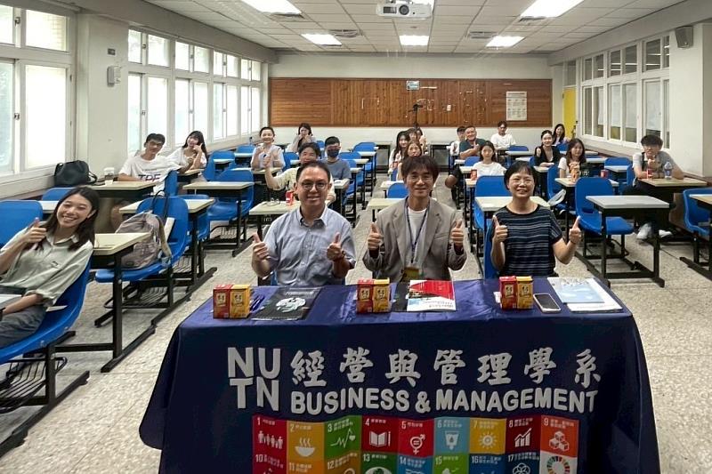 南大經管系舉辦新生家長座談會，師生與家長齊聚一堂，共同迎接新學期開始。